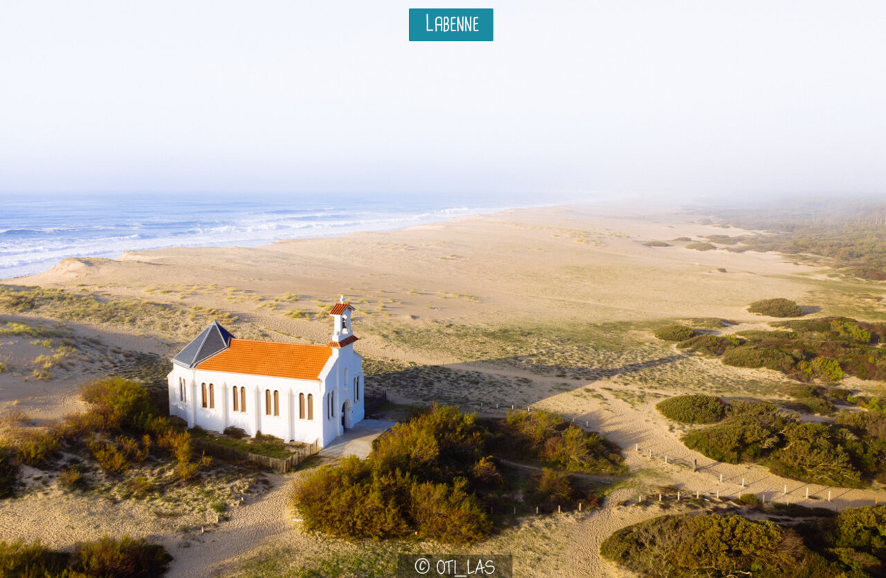 Kapel Sainte-Th�r�se op de duinen van Labenne Oc�an, nabij het strand.