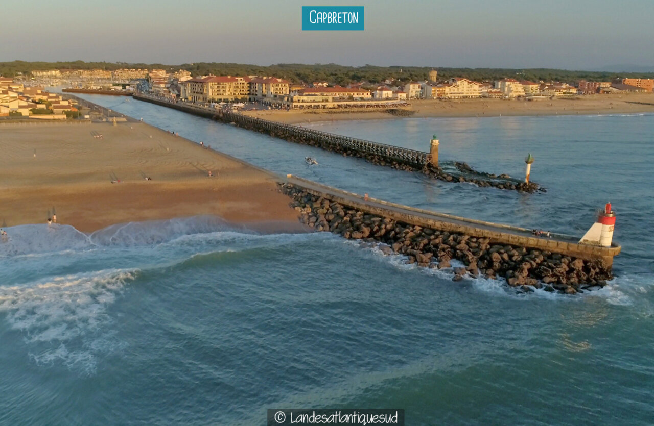 Haven van Capbreton, strand en pieren met vuurtorens, Landes.