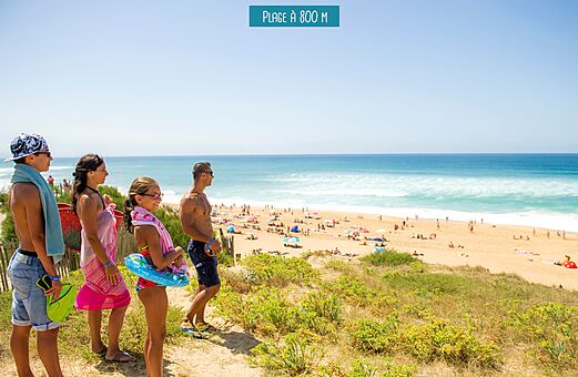 Familie kijkt naar het zandstrand en de oceaan op camping VAGUES OCEANES Boudigau in LABENNE OCEAN (40).