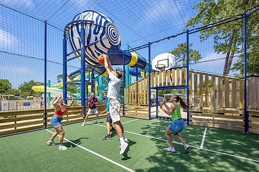 Jongeren basketballen op multisportterrein op camping VAGUES OCEANES Boudigau in LABENNE OCEAN (40).