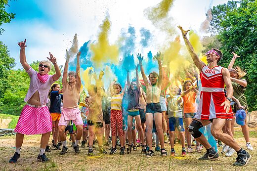 Feestelijke color run animatie met vakantiegangers op camping VAGUES OCEANES Boudigau in LABENNE OCEAN (40).