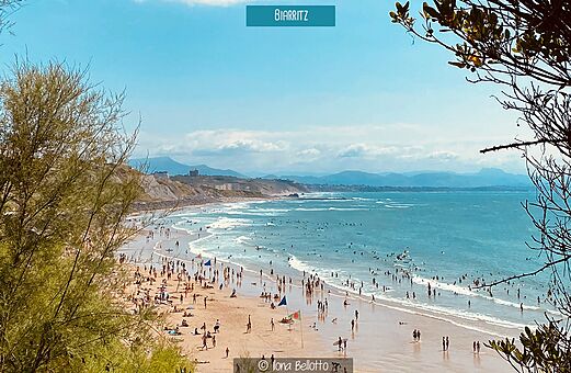 Strand van Biarritz, levendige plek met zwemmers en surfers te bezoeken nabij de camping.