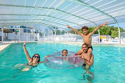 Overdekt zwembad op camping VAGUES OCEANES Boudigau in LABENNE OCEAN (40).