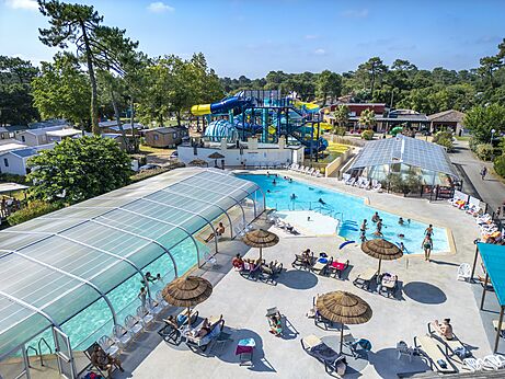 Groot waterpark met zwembaden en glijbanen op camping VAGUES OCEANES Boudigau.