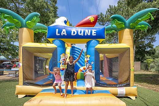 Opblaasbare spelen 'La Dune' voor kinderen op camping VAGUES OCEANES Boudigau in LABENNE OCEAN.