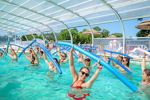 Aquagym in overdekt zwembad op camping VAGUES OCEANES Boudigau in LABENNE OCEAN (40).