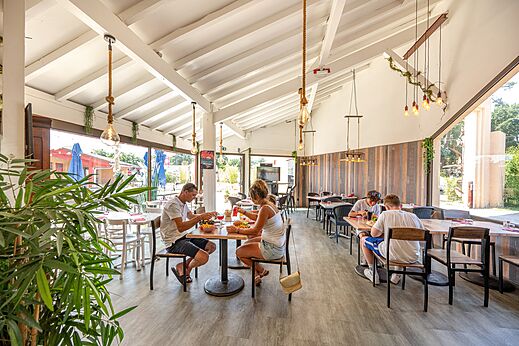 Modern restaurant met gasten op camping VAGUES OCEANES Boudigau, LABENNE OCEAN (40).