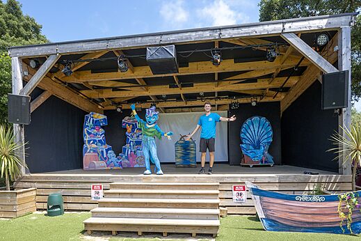 Buitenpodium met animator en mascotte voor shows op camping VAGUES OCEANES Boudigau in LABENNE OCEAN (40).