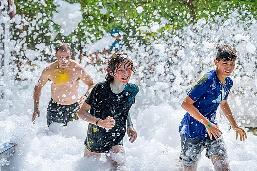 Schuimparty met lachende kinderen en volwassenen op camping VAGUES OCEANES Boudigau in LABENNE OCEAN (40).