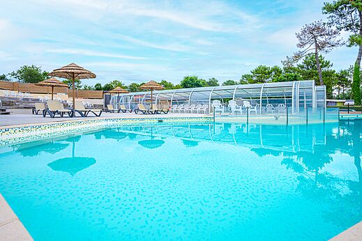 Buitenzwembad, overdekte ruimte op camping VAGUES OCEANES Boudigau in LABENNE OCEAN (40).