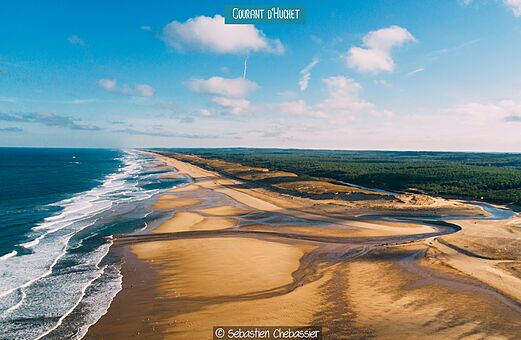Courant d'Huchet, natuurreservaat van de Landes, met strand en bos.