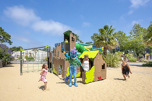 Speeltuin met kinderen, mascotte op camping VAGUES OCEANES Boudigau in LABENNE OCEAN (40).