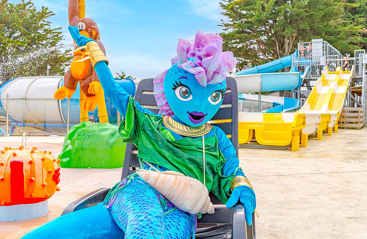 Zeemeermin mascotte en waterglijbanen op camping CLICOCHIC Brandais in Brem sur Mer (85)