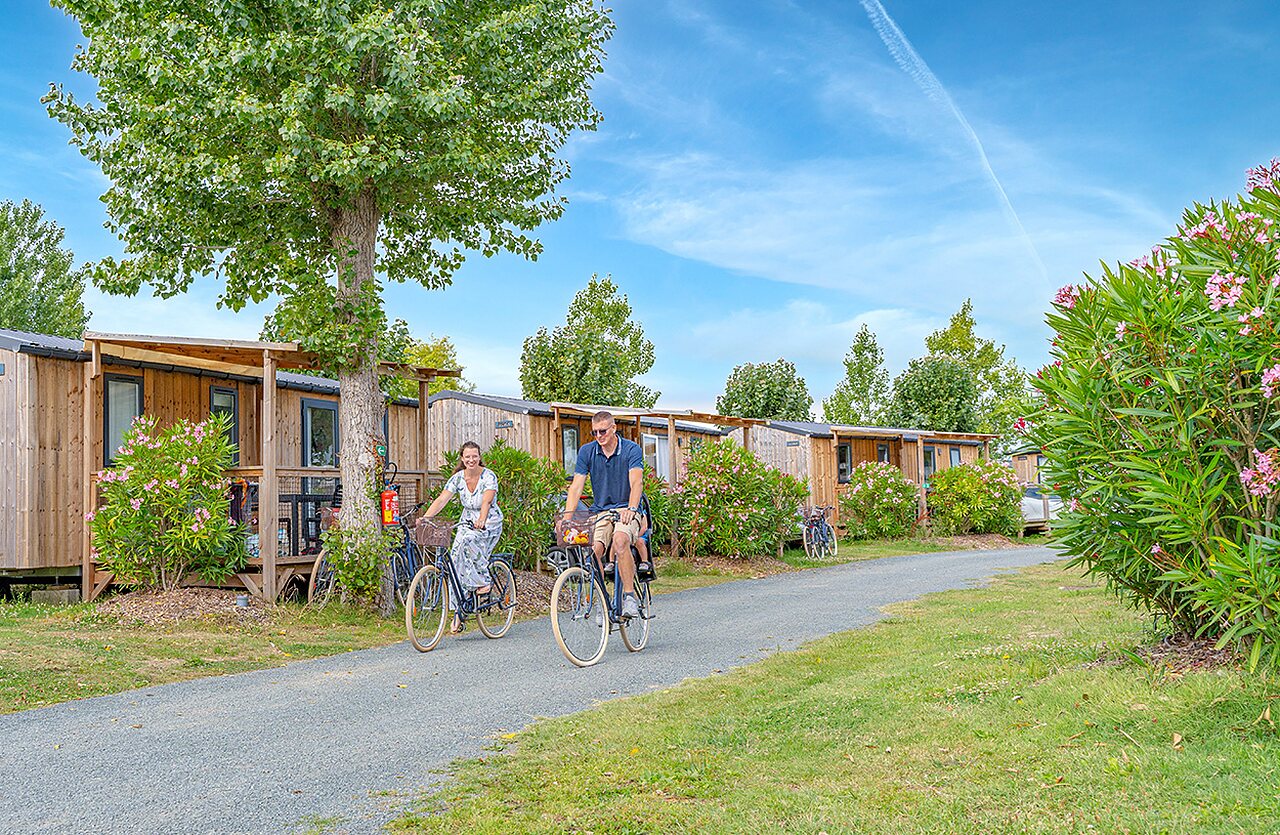 Stel op fietsen voor houten stacaravans op camping CLICOCHIC Brandais.