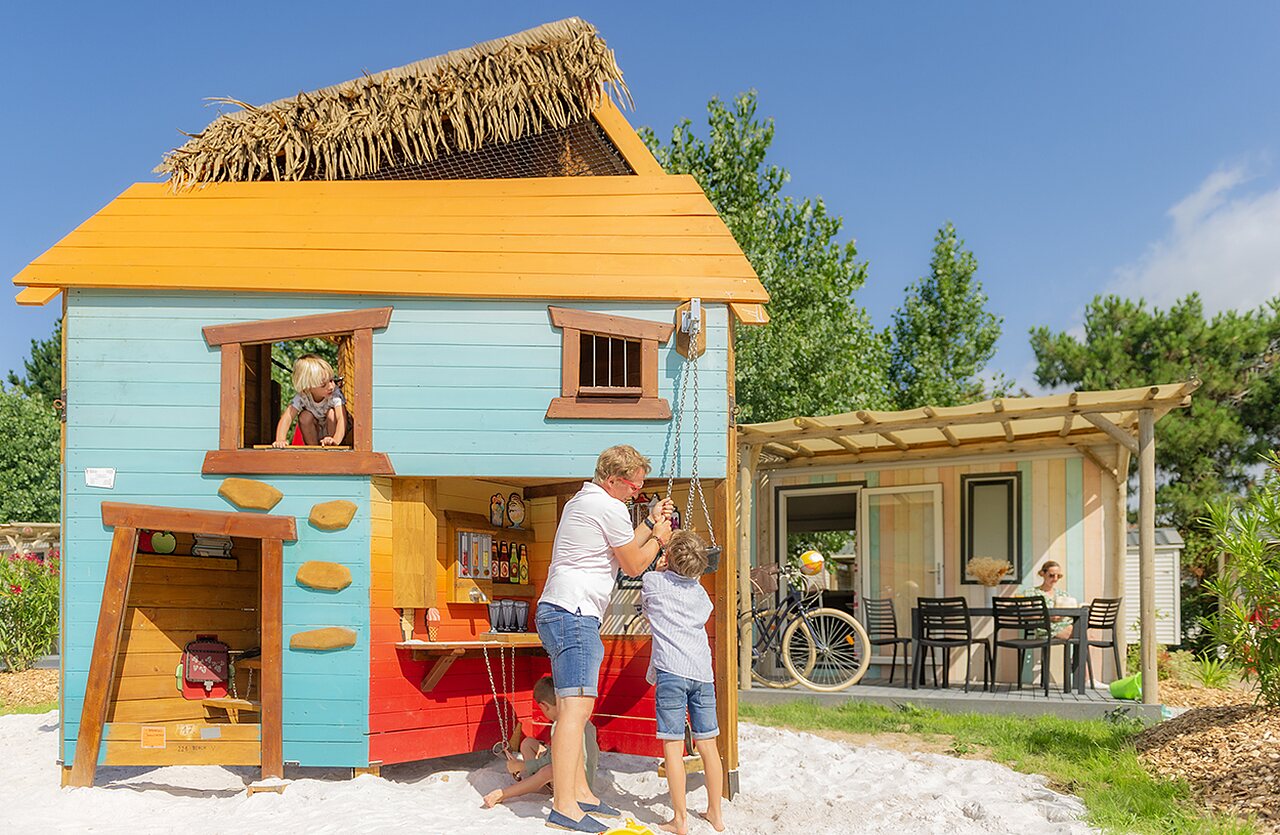 Kleurrijk speelhuis en familie Mobil-home op camping CLICOCHIC Brandais (85).