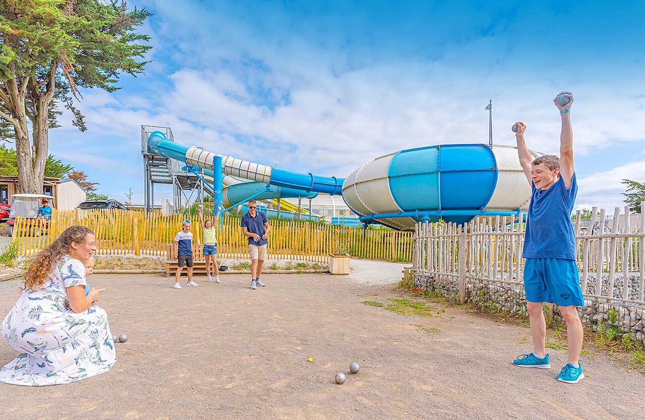 Familie speelt jeu de boules, waterglijbanen, camping CLICOCHIC Brandais, Brem sur Mer (85).