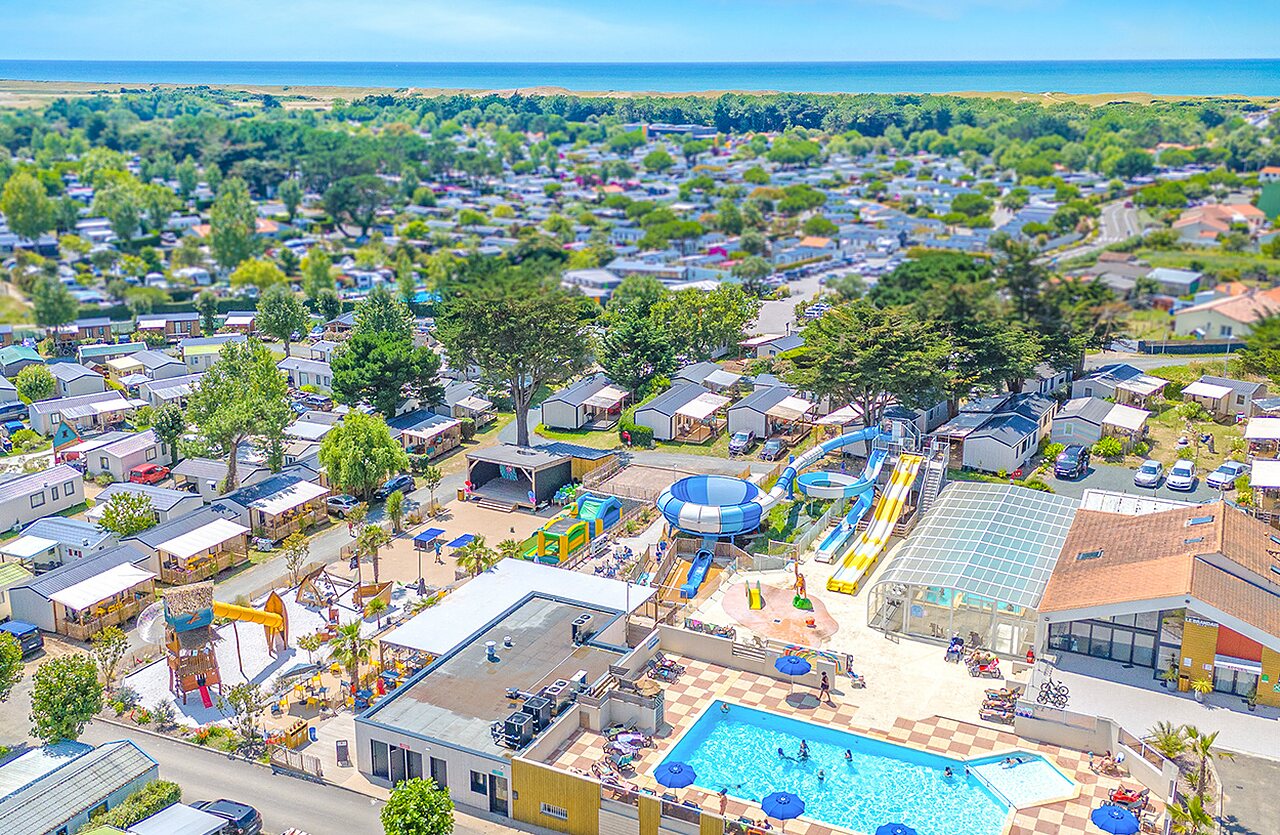 Waterpark, Mobil-homes, luchtfoto op camping CLICOCHIC Brandais in Brem sur Mer.