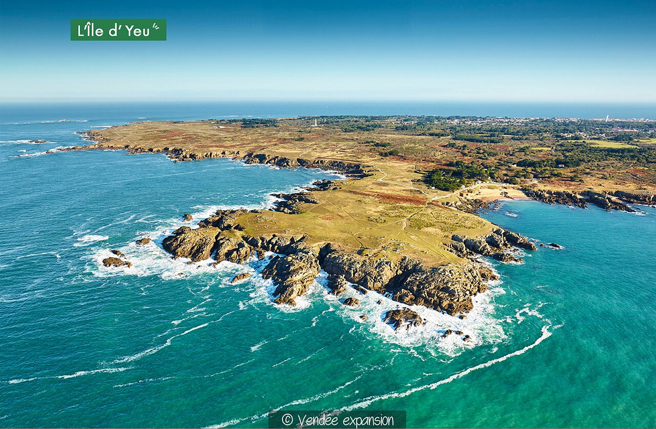 Wilde kust van �le d'Yeu, rotsachtige kliffen en turquoise zee in Vend�e.