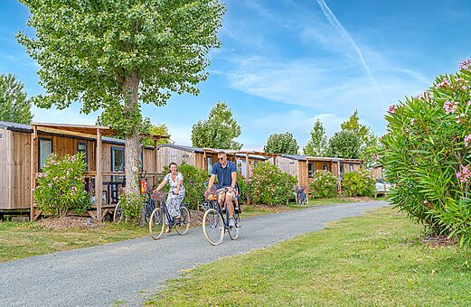 Fietstocht voor houten stacaravans op camping CLICOCHIC Brandais.