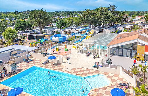 Zwembad, waterglijbanen en speelzone camping CLICOCHIC Brandais, Brem sur Mer (85).