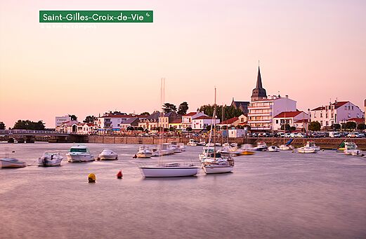 Jachthaven van Saint-Gilles-Croix-de-Vie in de Vendée bij zonsondergang.