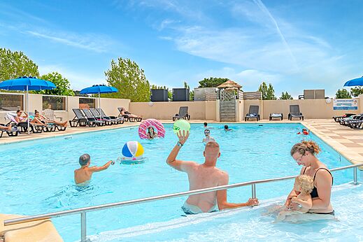 Buitenzwembad met families en kinderen, stoelen, op camping CLICOCHIC Brandais in Brem sur Mer (85).