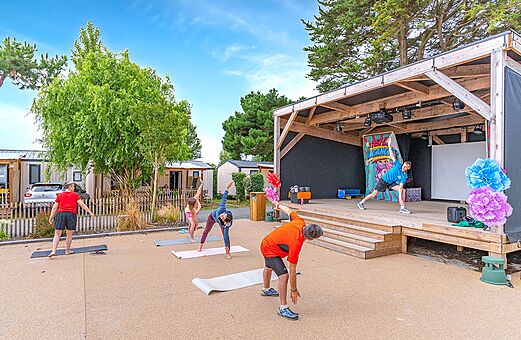 Fitness animatie op buitenpodium op camping CLICOCHIC Brandais in Brem sur Mer (85).