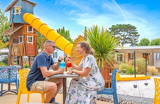 Bar, speeltuin en koppel. Camping CLICOCHIC Brandais in Brem sur Mer (85).