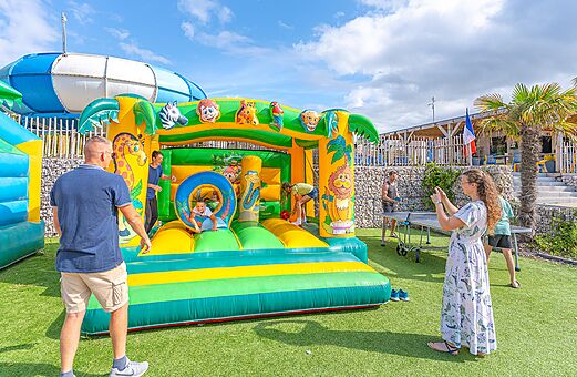 Opblaasbaar springkasteel voor kinderen op camping CLICOCHIC Brandais in Brem sur Mer.
