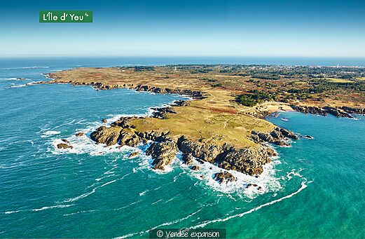Wilde kust en kliffen van Île d'Yeu, een bezienswaardigheid in de Vendée.