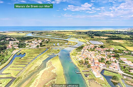 Moerassen van Brem-sur-Mer, kustlandschap met dorp en rivier, Vendée.
