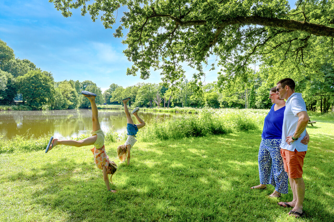 Kinderen radslagen makend bij het meer, op camping CAPFUN Breteche in Les Epesses (85).