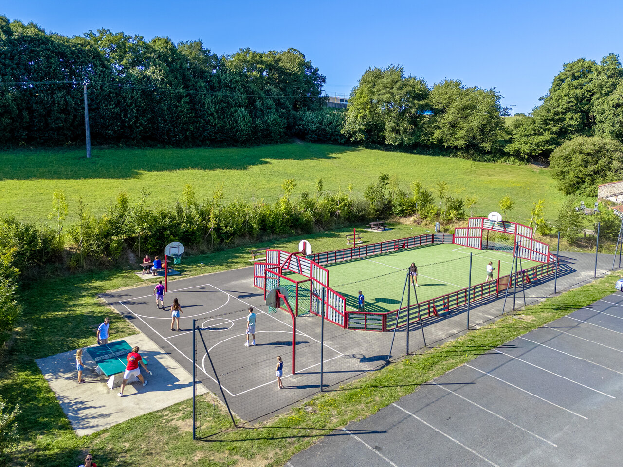 Multisportterrein, basketbal, tafeltennis op camping CAPFUN Breteche in Les Epesses (85).