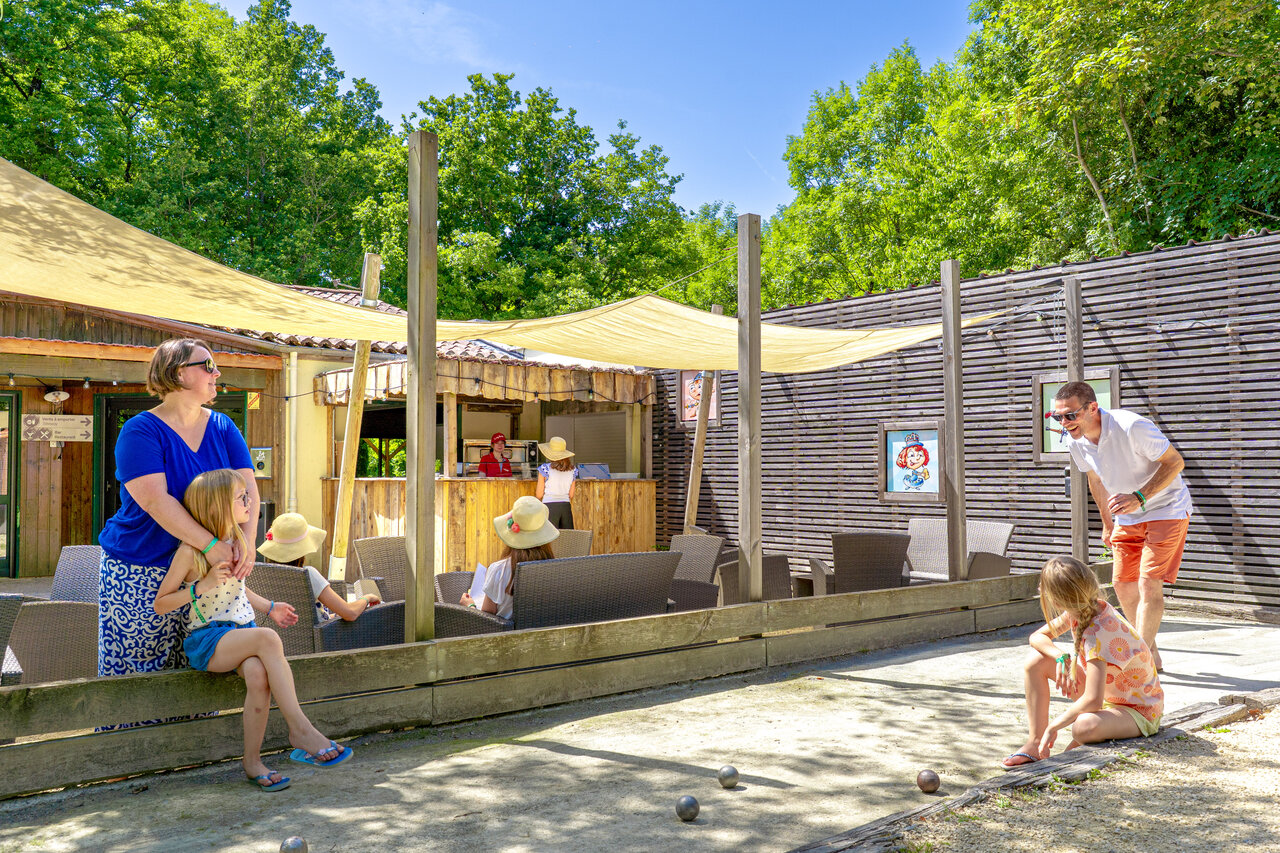 Petanquebaan en buitenbar op camping CAPFUN Breteche in Les Epesses (85).