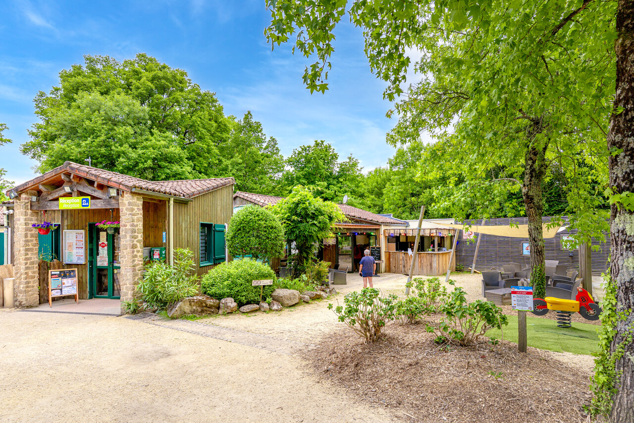 Receptie, bar en speeltuin op camping CAPFUN Breteche in Les Epesses.