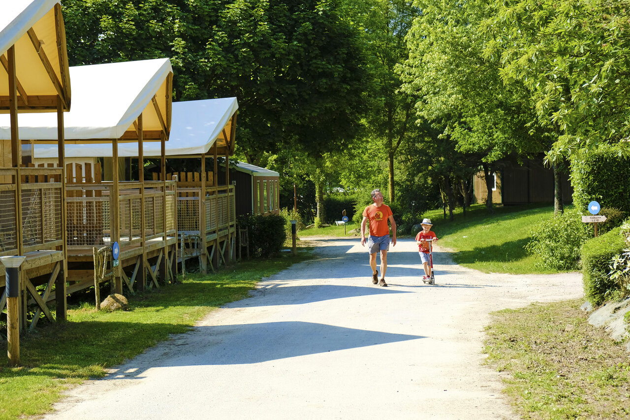 Accommodaties, pad, vader en kind op camping CAPFUN Breteche in Les Epesses (85).