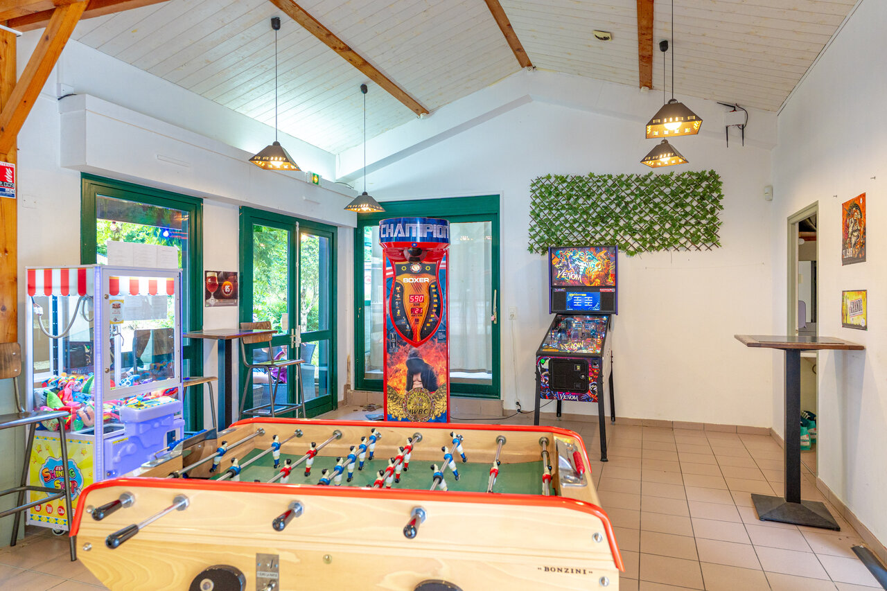 Tafelvoetbal, flipperkast, arcade spellen op camping CAPFUN Breteche (85).