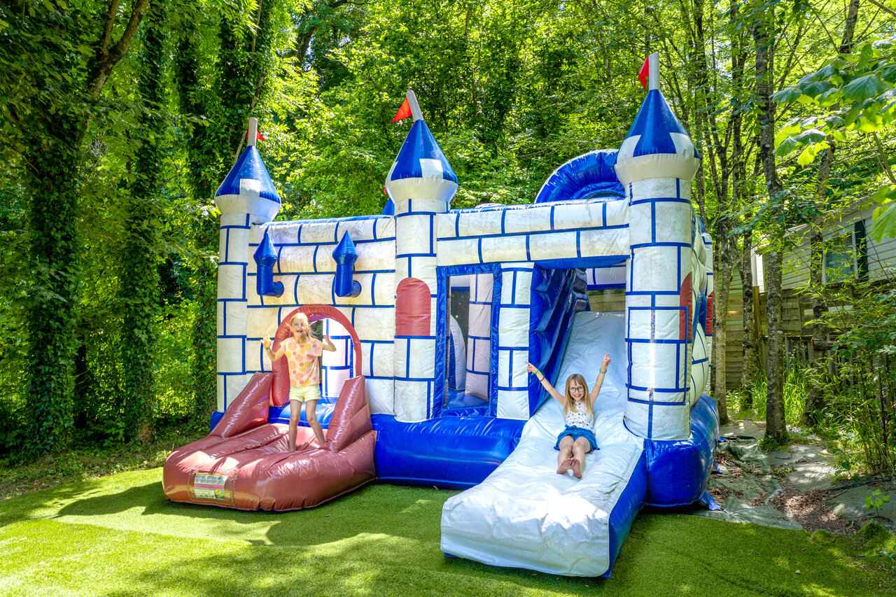Opblaasbaar kasteel, glijbanen en kinderen op camping CAPFUN Breteche, Les Epesses (85).