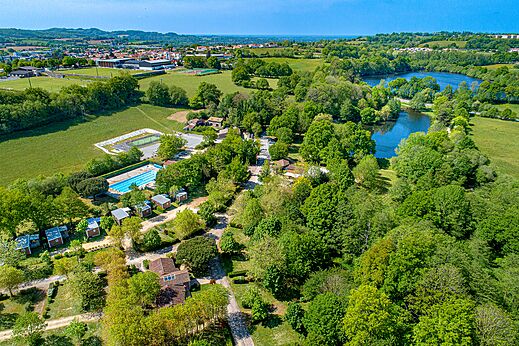 Luchtfoto buitenzwembad, stacaravans op camping CAPFUN Breteche in Les Epesses (85).