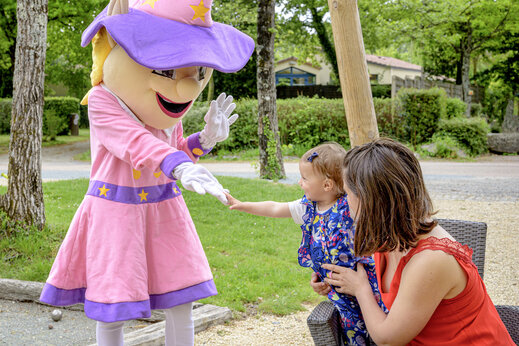 Campingmascotte begroet een kind op camping CAPFUN Breteche in Les Epesses (85).