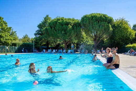 Zonnig buitenzwembad voor gezinnen op camping CAPFUN Breteche in Les Epesses (85).