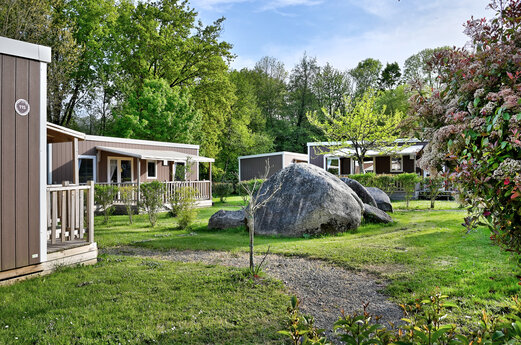 Moderne stacaravans met terrassen op groen terrein op camping CAPFUN Breteche in Les Epesses (85).