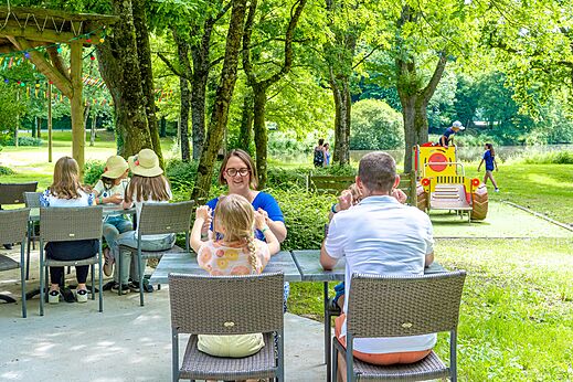 Familie luncht op buitenterras, speeltuin, camping CAPFUN Breteche in Les Epesses (85).
