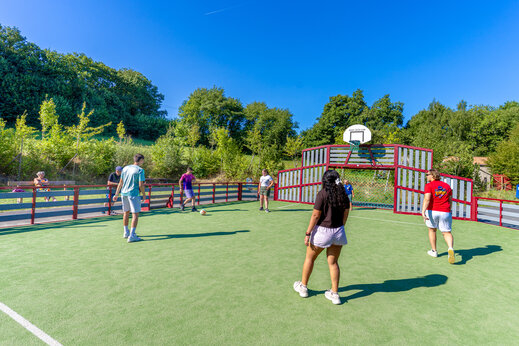 Multisportterrein met vakantiegangers die voetballen op camping CAPFUN Breteche in Les Epesses (85).