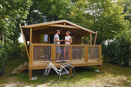 Houten stacaravan, stel op terras, fiets bij CAPFUN Breteche Les Epesses.