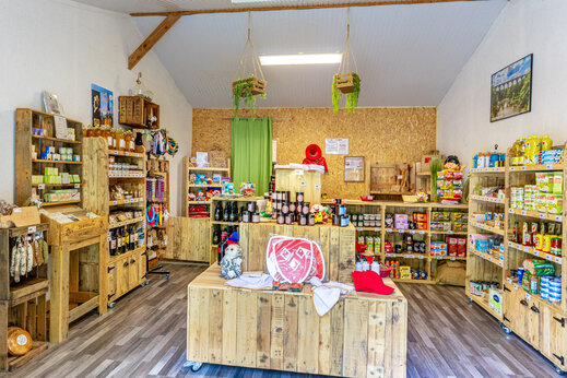 Campingwinkel met lokale producten en souvenirs op CAPFUN Breteche.