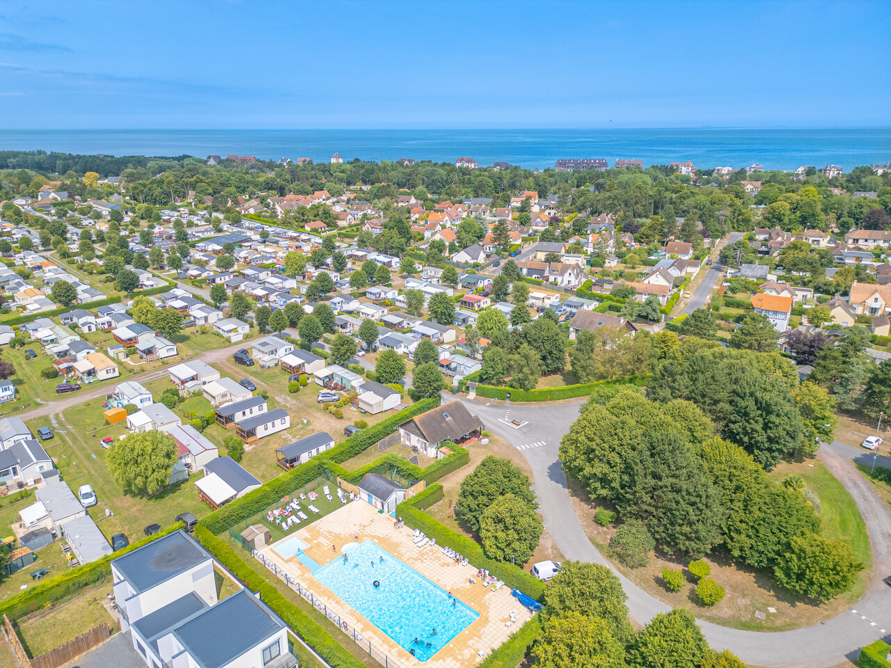 Zwembad, stacaravans, luchtfoto camping CLICOCHIC Brise de Cabourg Varaville.
