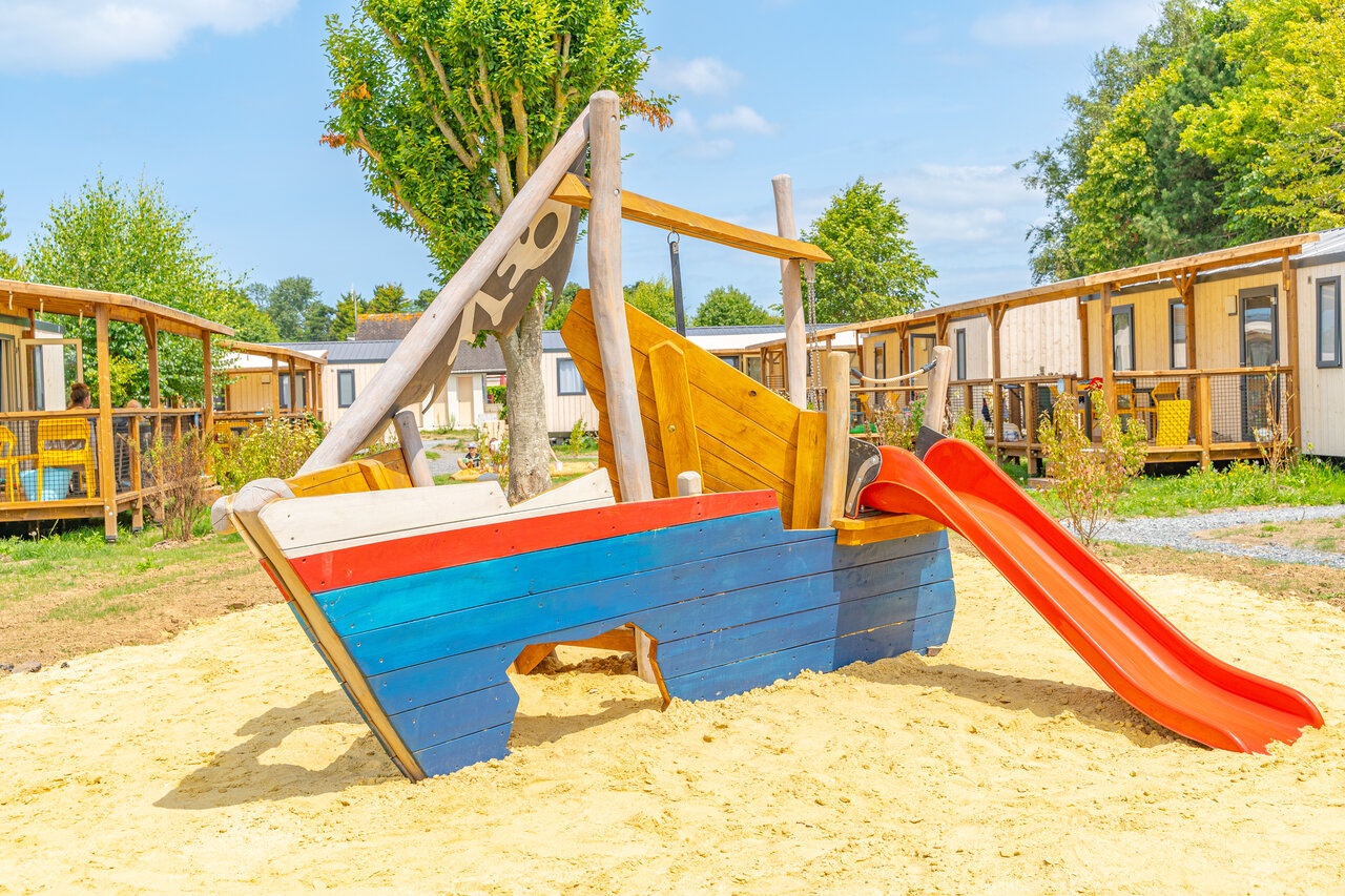 Piratenboot, rode glijbaan voor kinderen op camping CLICOCHIC Brise de Cabourg in Varaville (14).