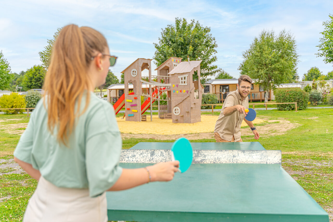 Tafeltennis en speeltuin op camping CLICOCHIC in Varaville (14).