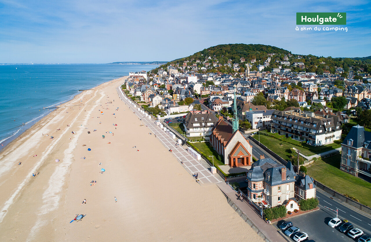 Fijn zandstrand en kustplaats Houlgate in Normandi�.